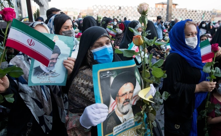 






إيرانيات يرفعن صورة رئيسي                                                                     (مكة)