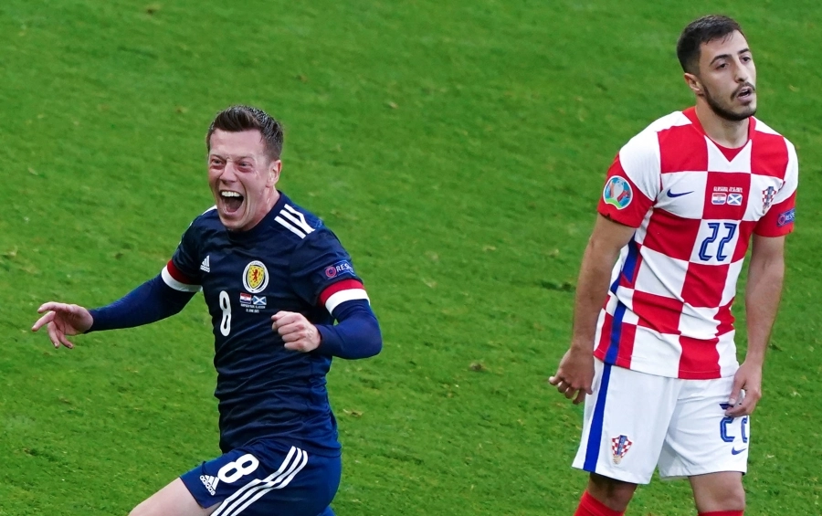  ماكجريجور يحتفل بهدفه في كرواتيا