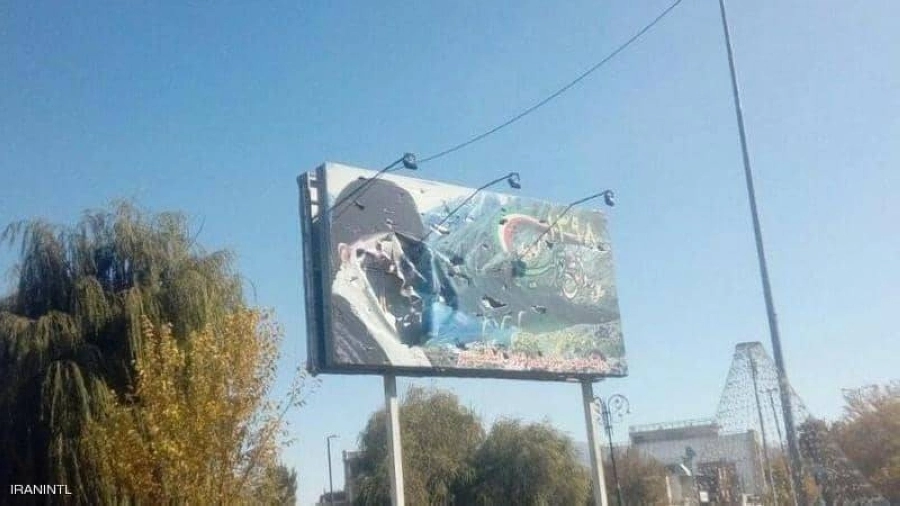 صورة خامنئي مشوهة من قبل محتجين     (مكة)