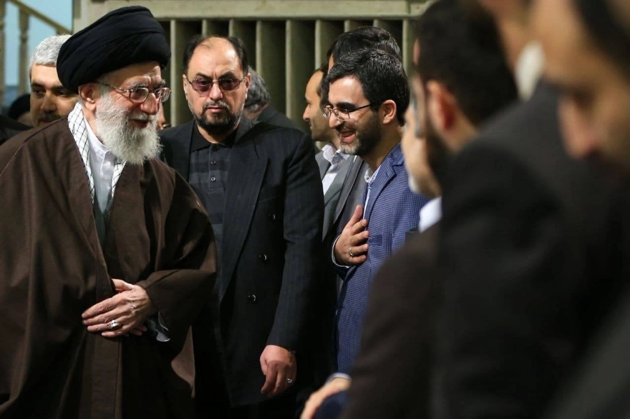 






حقانيان يصنع الرؤساء ولا يفارق المرشد                                                            (مكة)