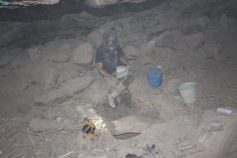 الفريق البحثي داخل الكهف                                  (مكة)