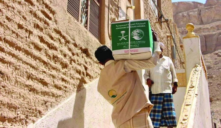 توزيع السلال الغذائية في حضر موت (واس)