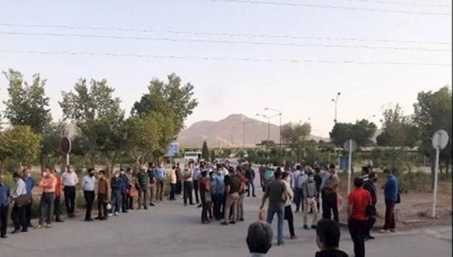 عمال يرفضون العمل بسبب فصل زملائهم                                              (مجاهدي خلق)