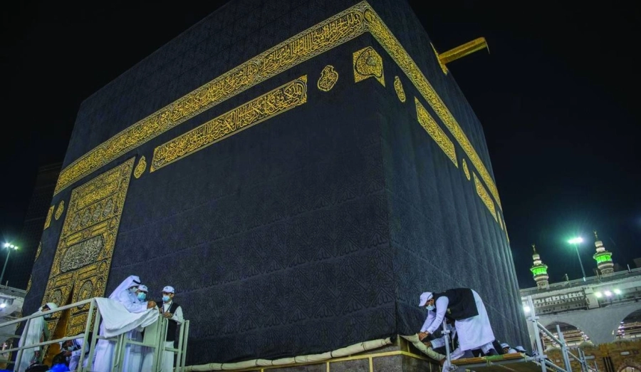 فك أسفل الثوب من جميع الجوانب وكذلك الأركان بارتفاع ثلاثة أمتار ومن ثم فك الحبل السفلي وإخراجه من الحلق