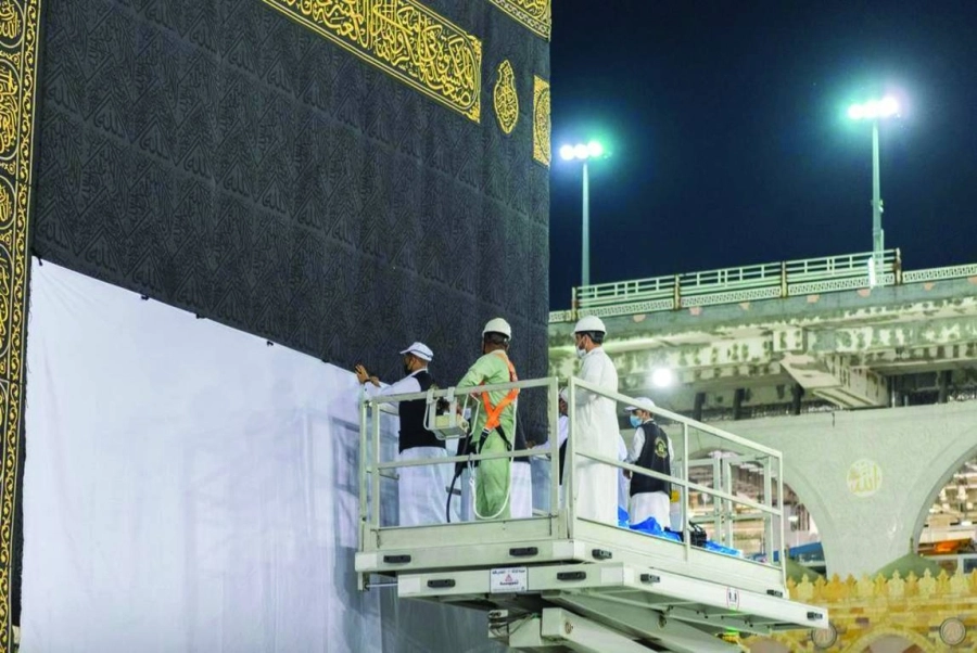 تثبيت القماش الأبيض من الأسفل في جميع الجهات  