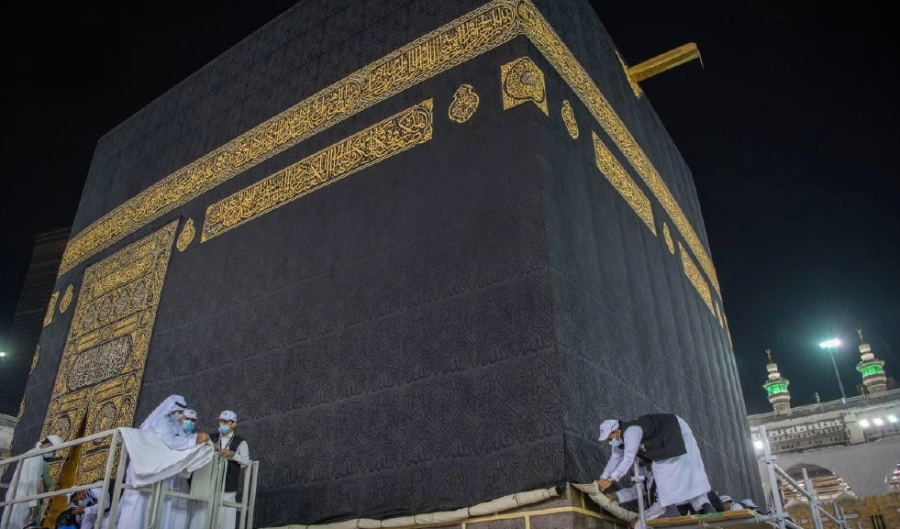 لف ثوب الكعبة المشرفة بارتفاع ثلاثة أمتار وموازاته على ارتفاع واحد وتثبيته من جميع الجوانب