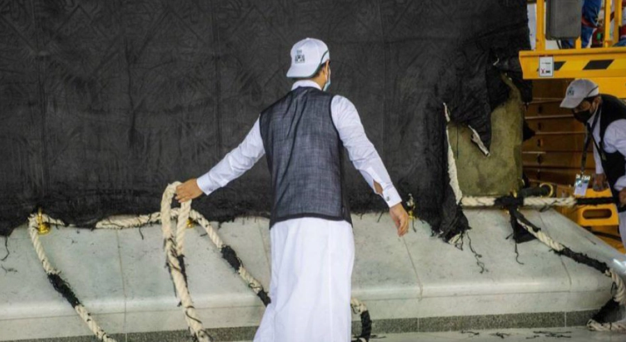 فك أسفل الثوب من جميع الجوانب وكذلك الأركان بارتفاع ثلاثة أمتار ومن ثم فك الحبل السفلي وإخراجه من الحلق.