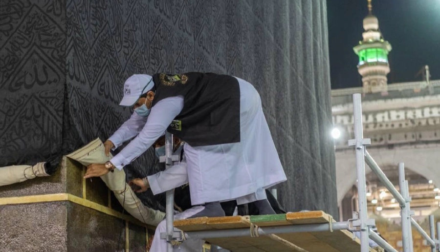 فك ثلاثة من القناديل والعرق ثم تثبيت القماش الأبيض على جميع الجهات كل على حدة 