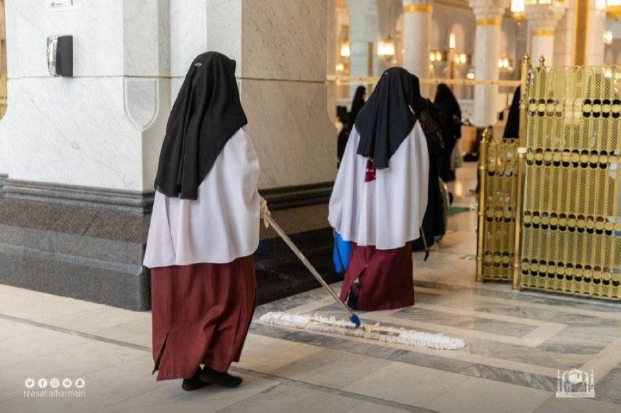 من تجهيز المصليات وتنظيمها (مكة) 