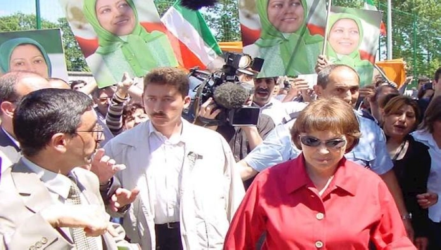 






متظاهرون يرفعون صور رجوي