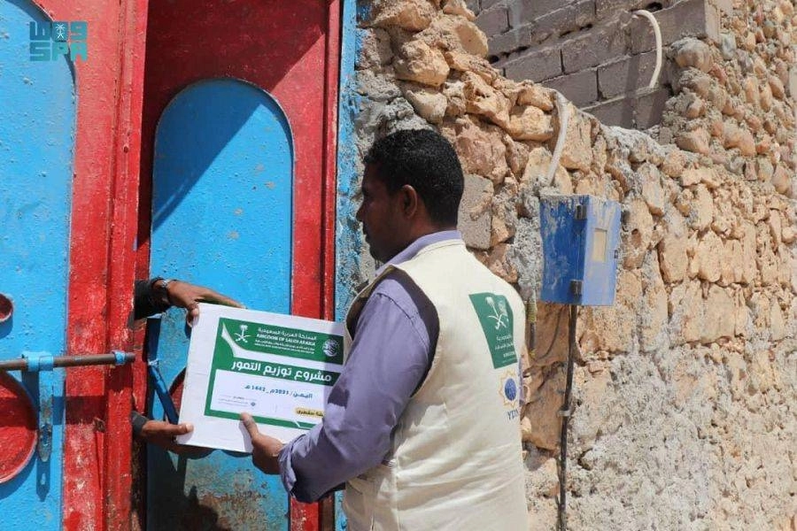 






متطوع يسلم كرتون تمر لأحد المنازل