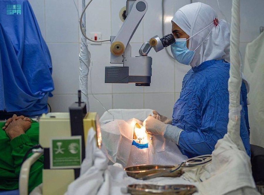طبيبة تجري عملية جراحية لأحد المرضى اليمنيين (واس)