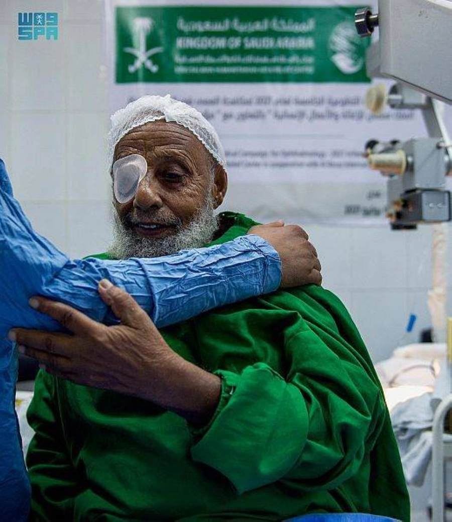 






الكشف على أحد المسنين            (واس)