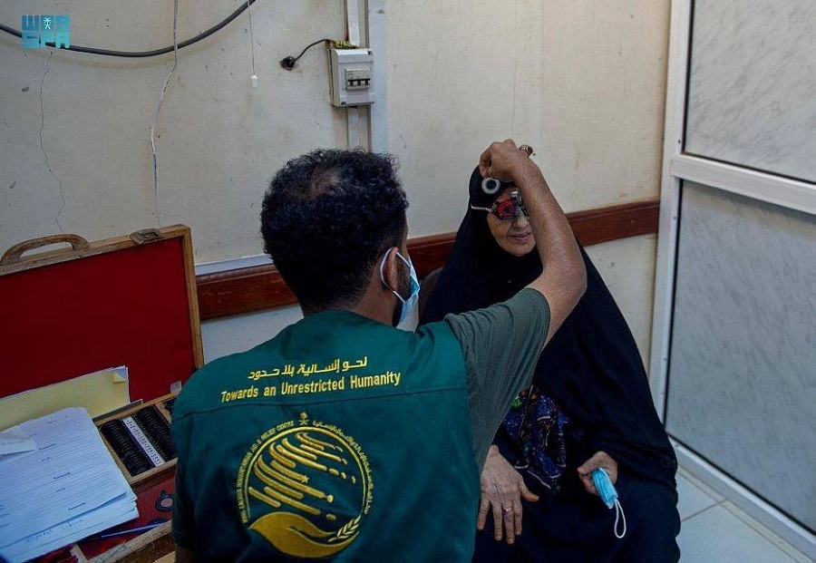 






سيدة يمنية يجري الكشف على عينيها