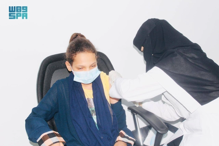 طالبة خلال تلقيها اللقاح (مكة)