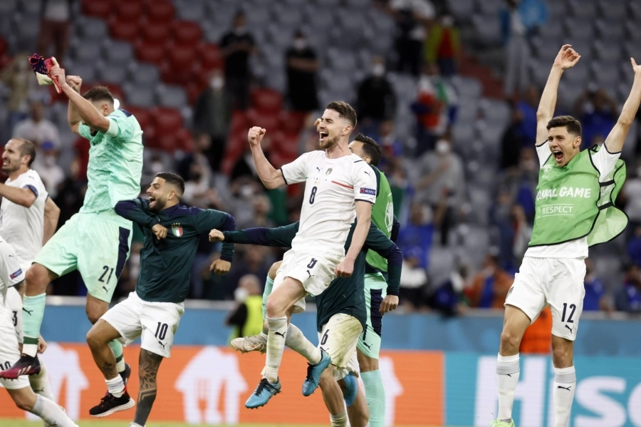 فرحة إيطاليا بالفوز على بلجيكا (د ب أ)