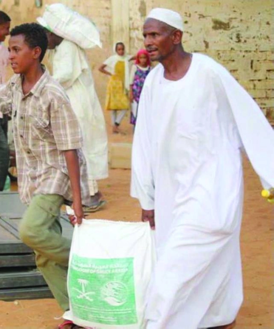 المساعدات السعودية تصل لأسرة سودانية (واس)