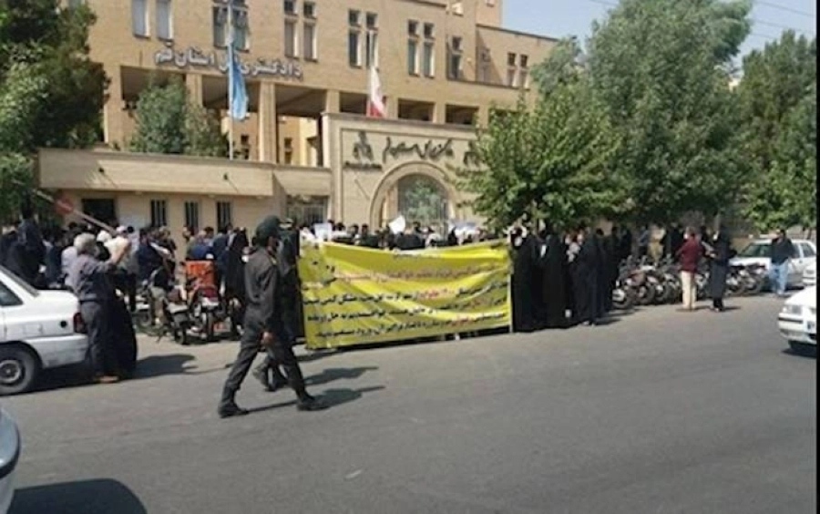 






وقفة احتجاجية أمام محكمة قم