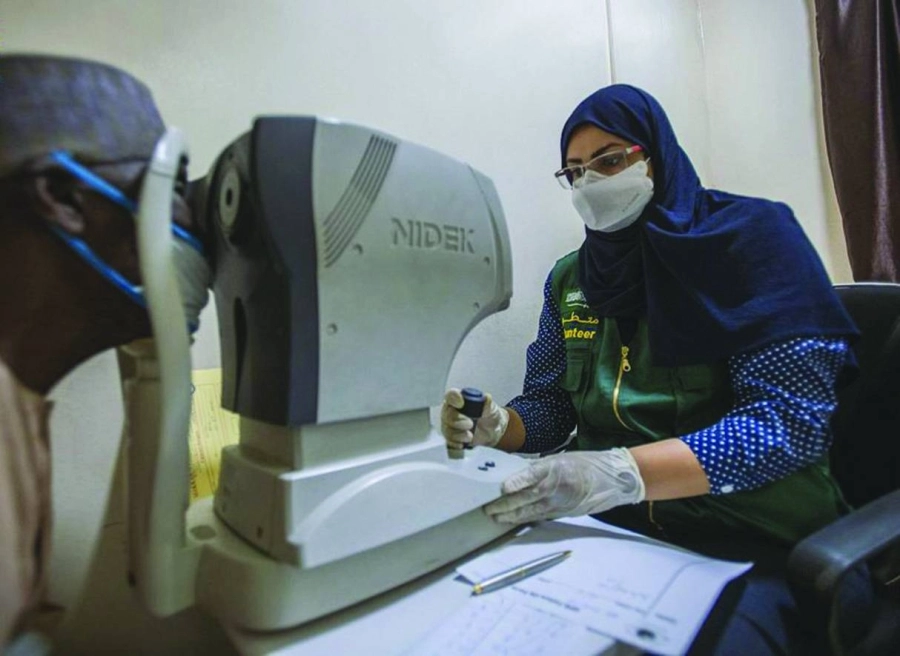 طبيبة من مركز الملك سلمان تكشف على نيجيري     (واس)