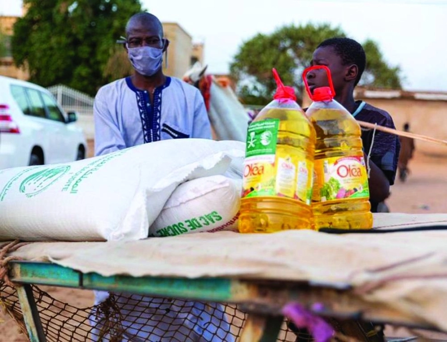 






سنغالي يحمل مواد تموينية من المركز