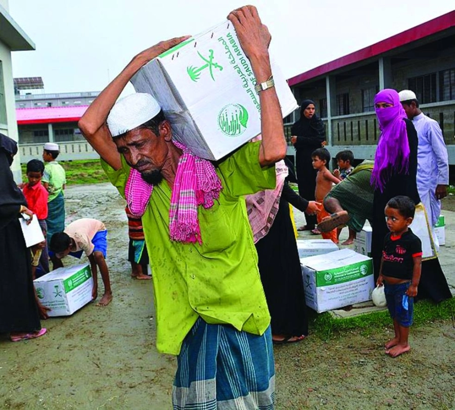 






بنجالي بعد تسلمه السلال الغذائية (واس)