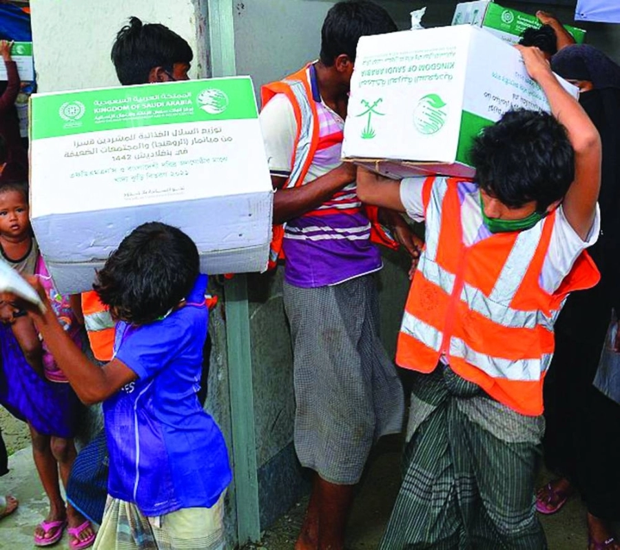 شباب يحملون المساعدات السعودية (واس)