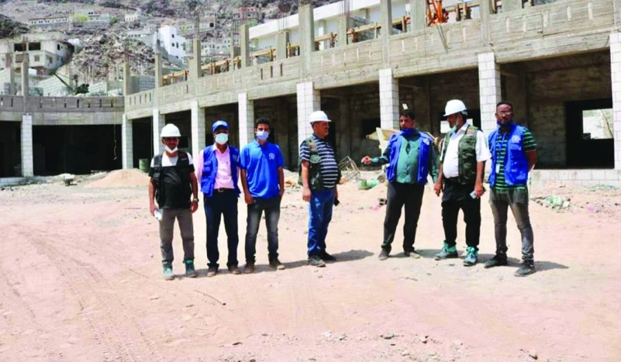 المهندسون في موقع المدرسة بعدن (واس)