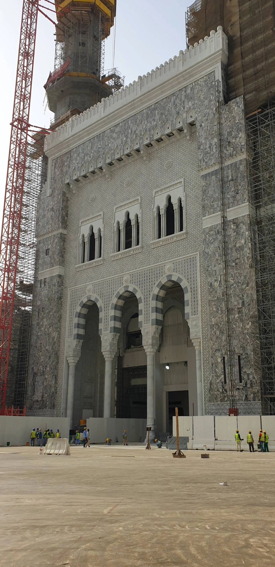 






تجهيز باب الملك عبدالعزيز استعدادا للحج                          (أنس الحارثي)