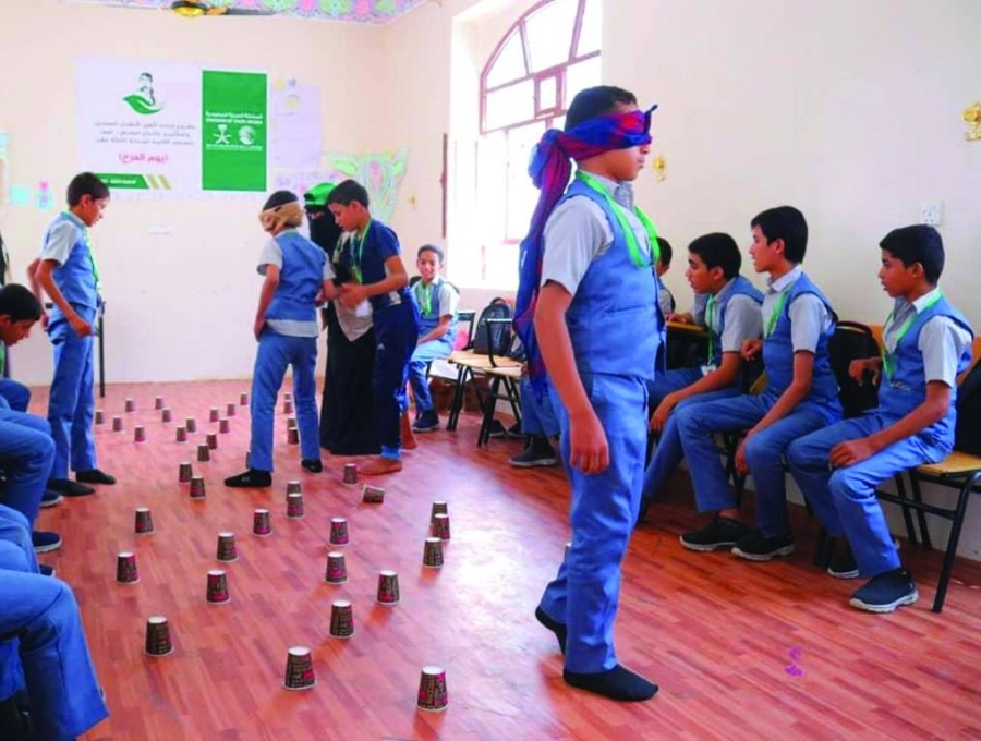 مركز الملك سلمان للإغاثة والأعمال الإنسانية يقدم خدماته للمستفيدين ضمن مشروع إعادة تأهيل الأطفال المجندين والمتأثرين في محافظة مأرب، وذلك امتدادا للمشاريع الإنسانية النوعية التي ينفذها.
