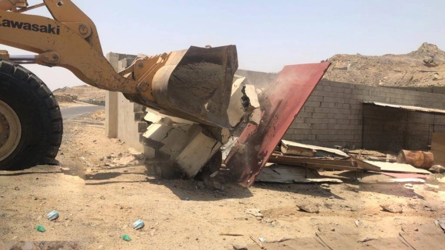 أمانة جدة تزيل على مساحة 2200م2 في نطاق أم السلم