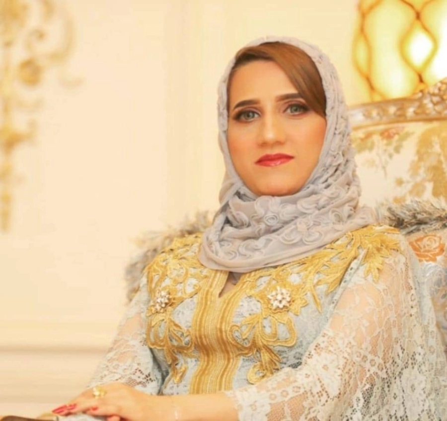 الفنانة التشكيلية 