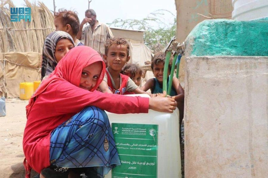 اطفال يمنيون يحصلون على  المياه من مضخات وفرها مركز الملك سلمان للاغاثة (واس)