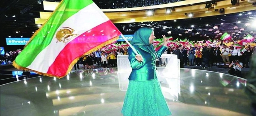 رجوي تلوح بالعلم الإيراني في المؤتمر (مكة)