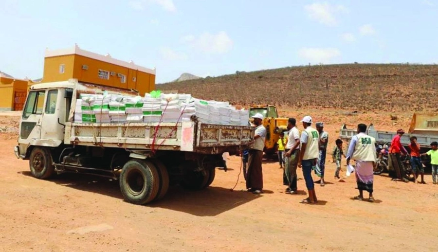 التمور لدى وصولها سقطري              (واس)