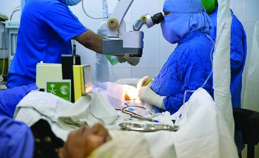أطباء يجرون إحدى عمليات جراحة العيون              (واس)