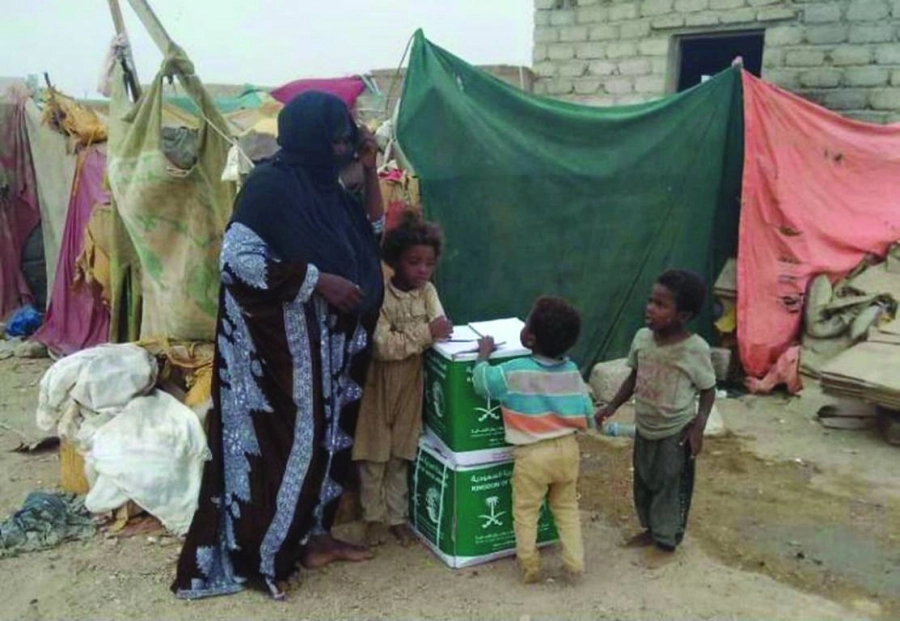 أسرة في المهرة تتسلم مساعدات                           (واس)