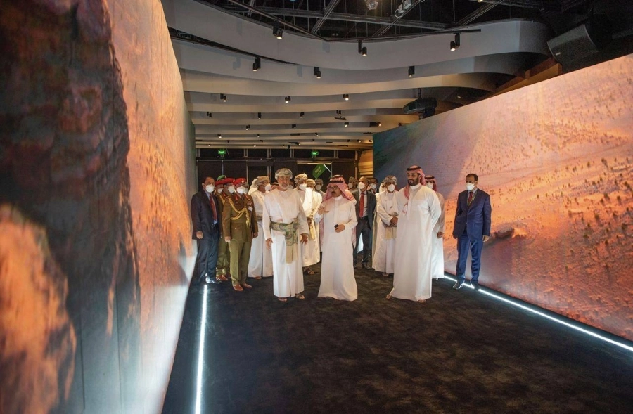 ولي العهد يصحب سُلطان عُمان في جولة بمركز نيوم للإثراء المعرفي (واس)