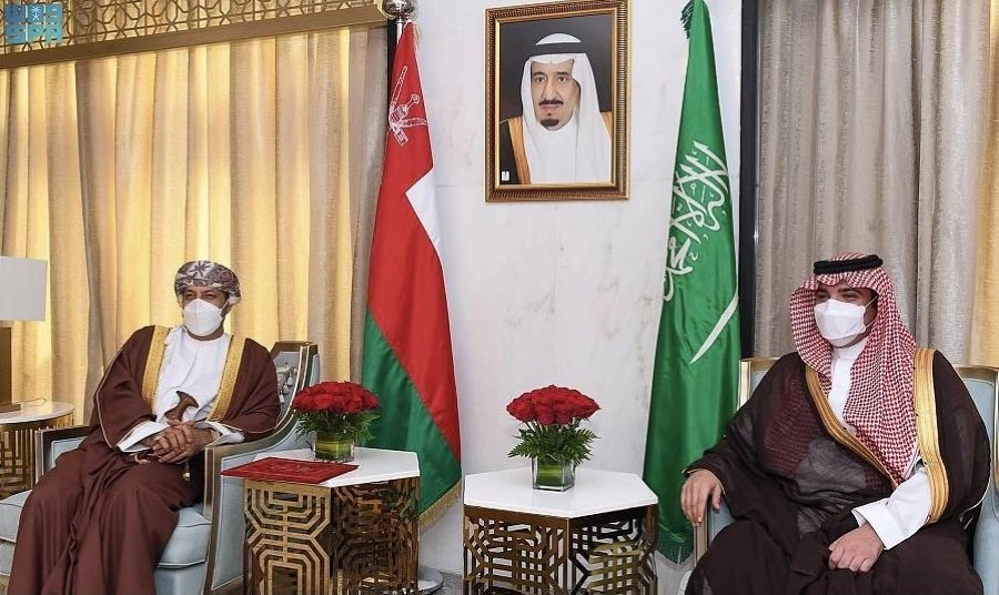 وزير الداخلية عبدالعزيز بن سعود بن نايف يلتقي وزير الداخلية العُماني