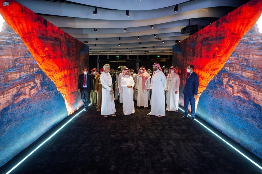 الأمير محمد بن سلمان مصطحبا هيثم بن طارق في جولة بمشروع نيوم                          (واس)