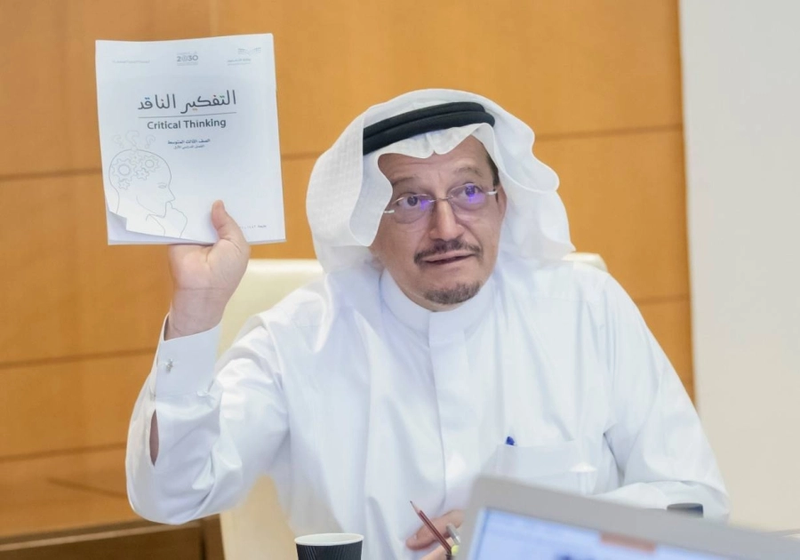 حمد آل الشيخ حاملا مقرر التفكير الناقد خلال أحد اللقاءات الإعلامية (مكة)