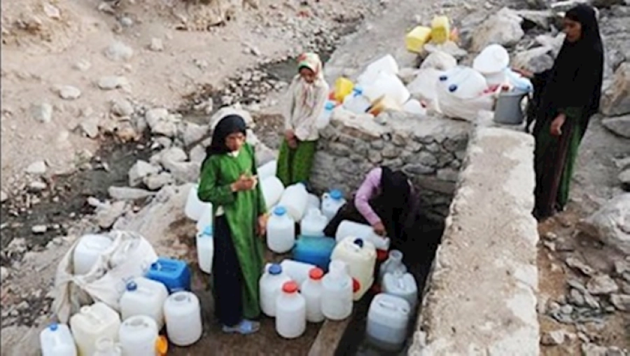 






إيرانيات يبحثن عن مياه الشرب