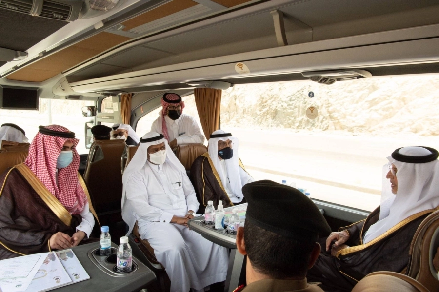 خالد الفيصل خلال تفقده المشاعر المقدسة أمس                                 (مكة)