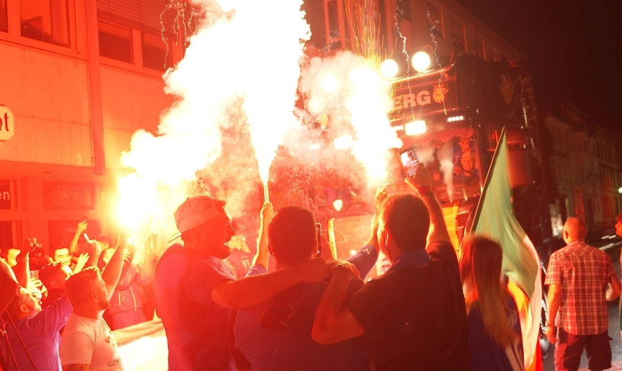 مشجعون إيطاليون يحتفلون باللقب