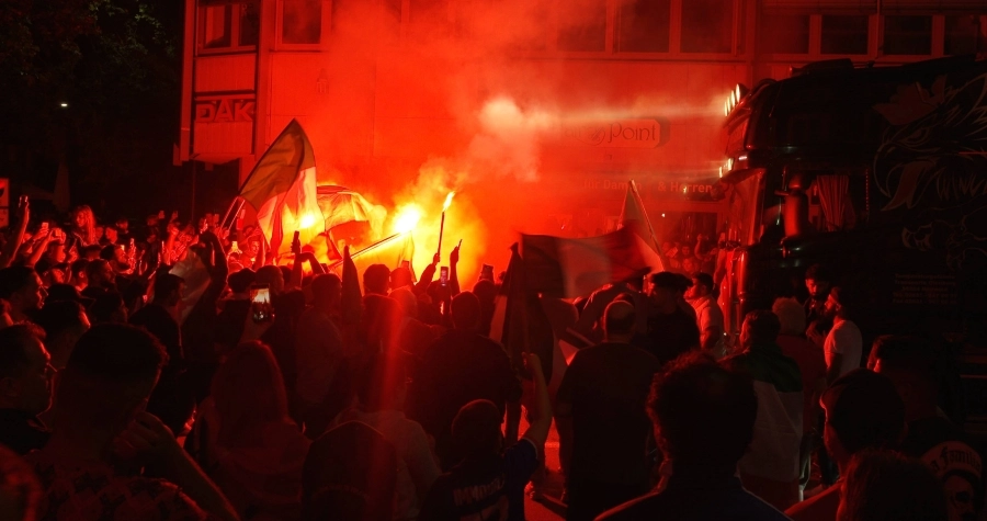 






مشجعون إيطاليون يحتفلون باللقب