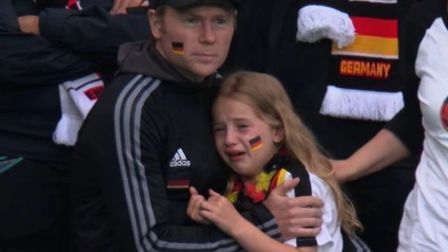 






الفتاة الألمانية الباكية