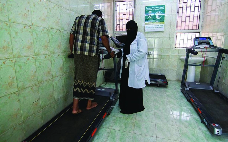 مريض يحاول السير على قدمين صناعيتين  (واس)