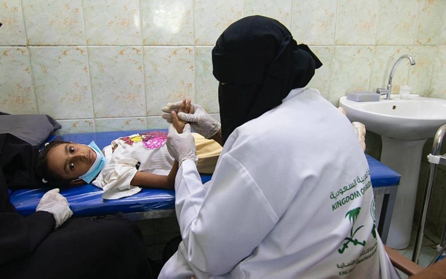 الكشف على أطراف طفلة يمنية      (واس)