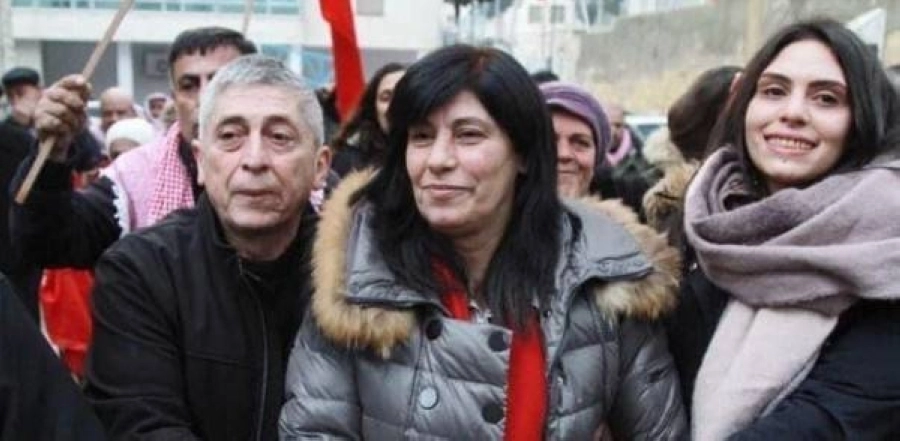 






الفقيدة سهى الجرار (يمين) ووالدتها وسط الصورة                 (مكة)