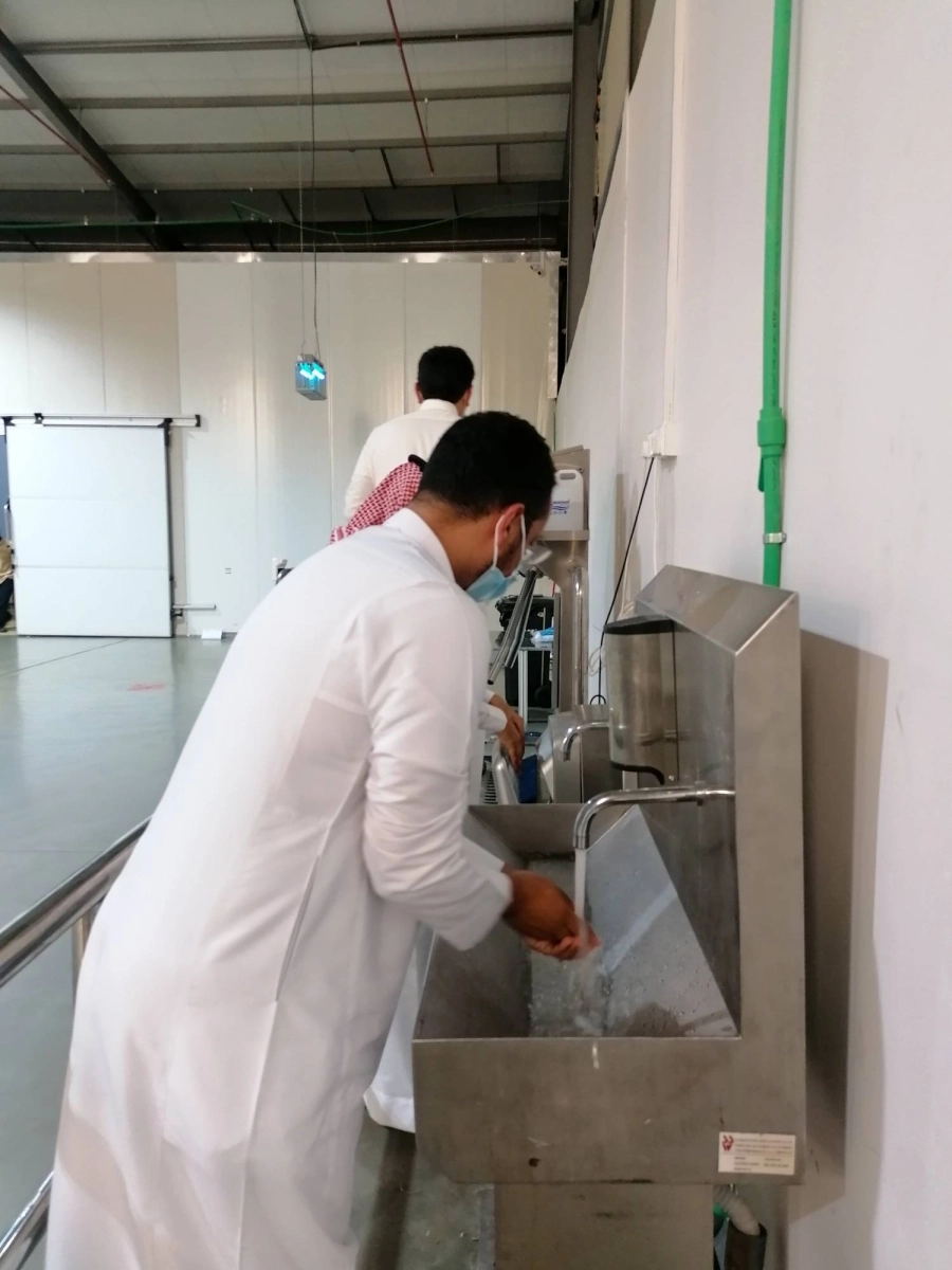 مراحل تحضير وجبات الحجاج المعقمة (أنس الحارثي)