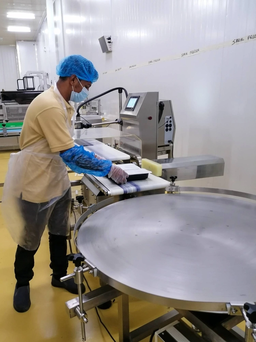 مراحل تحضير وجبات الحجاج المعقمة (أنس الحارثي)